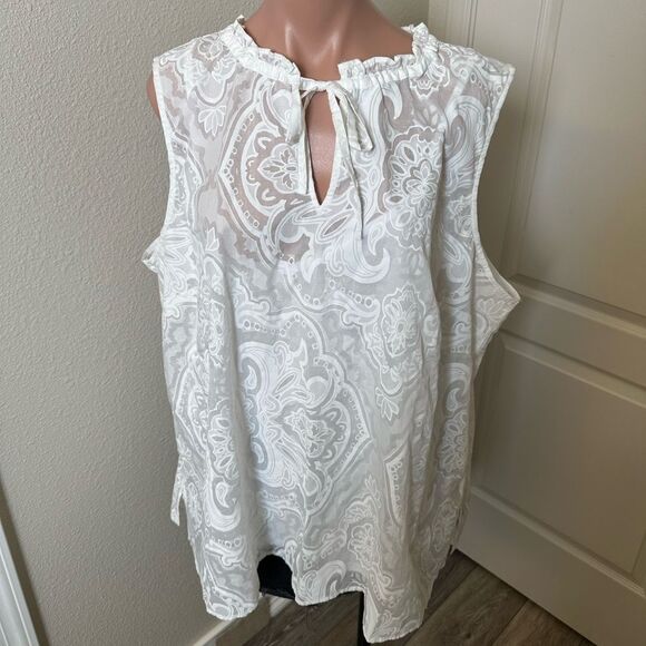 Elegant White Sleeveless Top - Picture 1 of 4